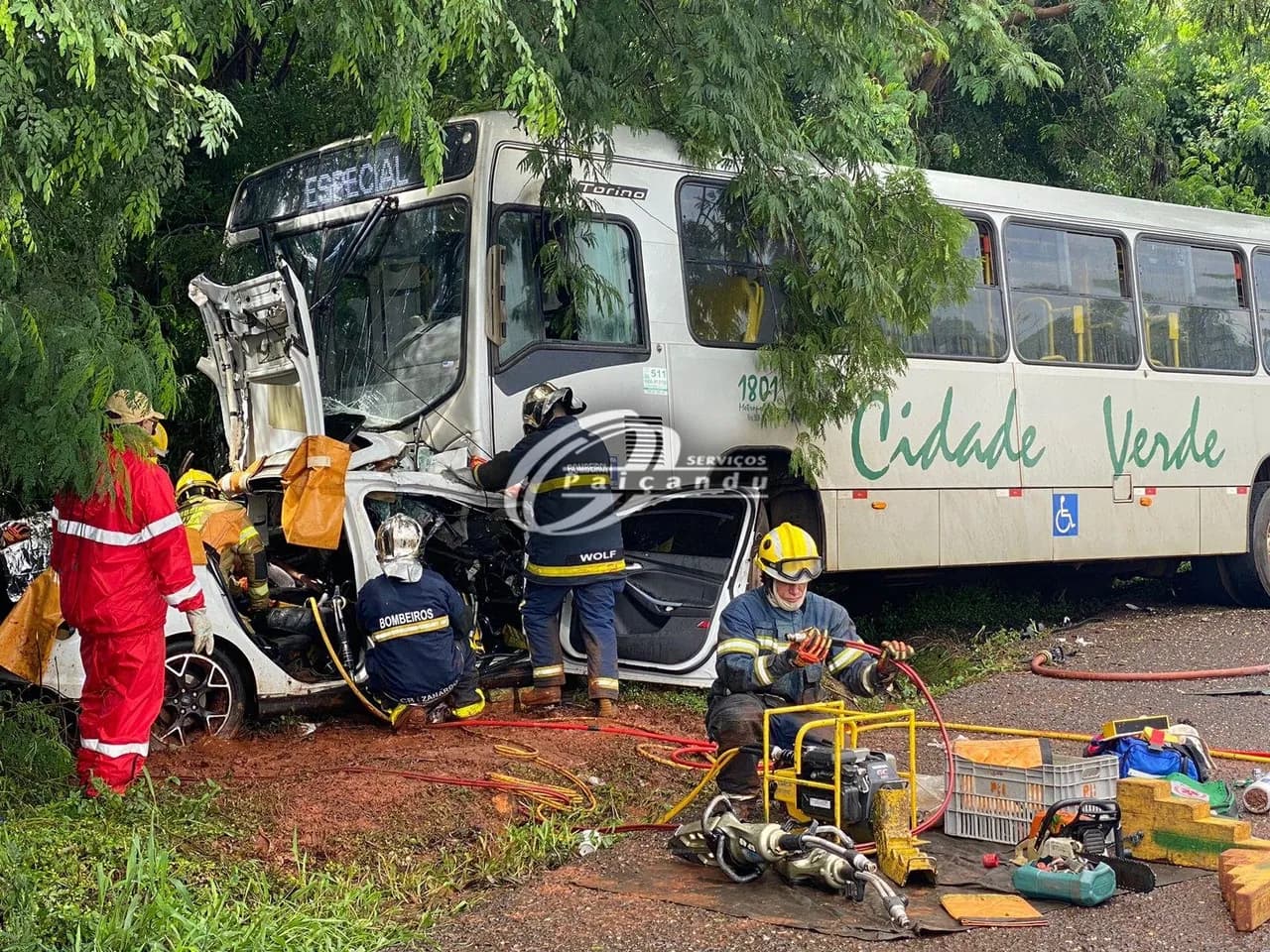 Colisão frontal entre ônibus e carro deixa casal ferido na PR-323 em Doutor Camargo. O motorista precisou ser entubado no local