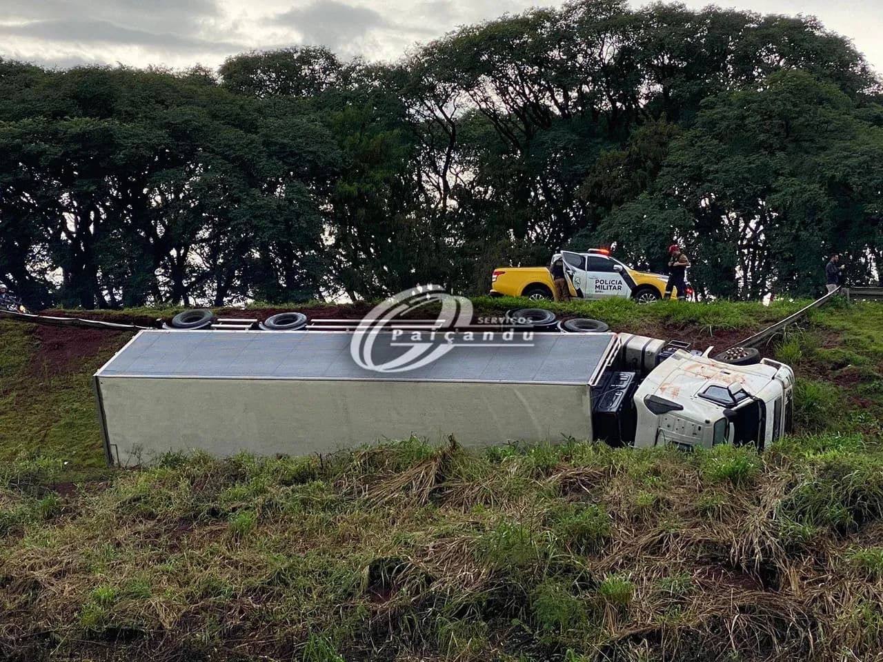 Carreta cai em ribanceira do entroncamento da PR-323 com PR-317
