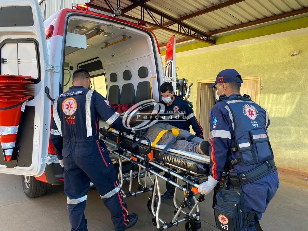 Motociclista fica ferido após desviar de cachorro na rua e bater de frente com carro em Paiçandu