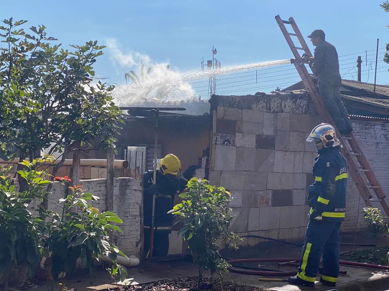 Briga de casal termina em casa incendiada em Paiçandu