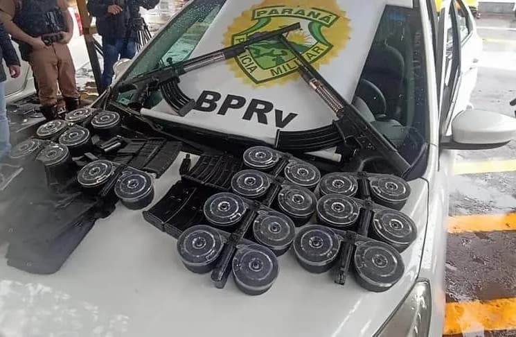 PRE apreende armas e vários carregadores até de fuzil durante abordagem na entrada de Maringá