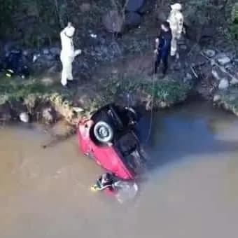 Quatro pessoas são encontradas mortas dentro de carro em rio no Paraná
