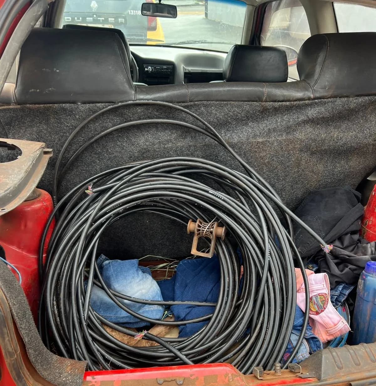 Casal transportando fios de cobre furtados de empresa de telefonia é preso pela PM, em Paiçandu