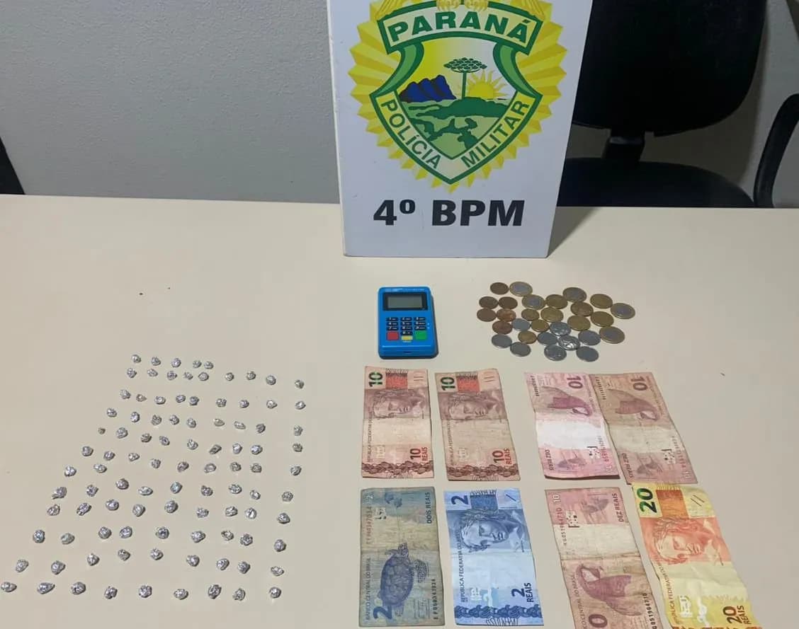 Polícia militar apreende dezenas de pedras de crack em Paiçandu. Duas pessoas foram presas