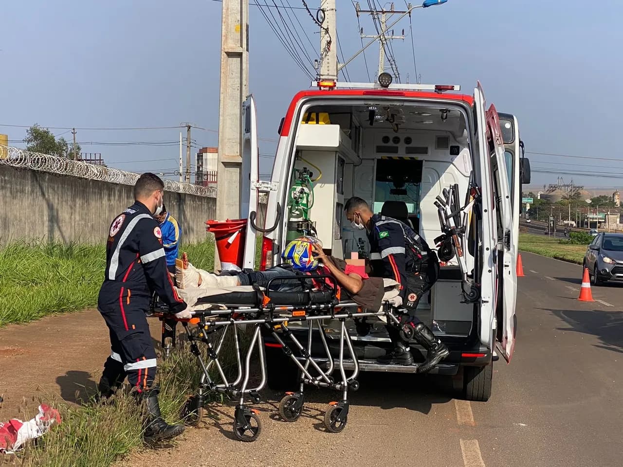 Jovem é socorrido após batida entre moto e ônibus da TCCC na marginal da rodovia entre Paiçandu e Maringá