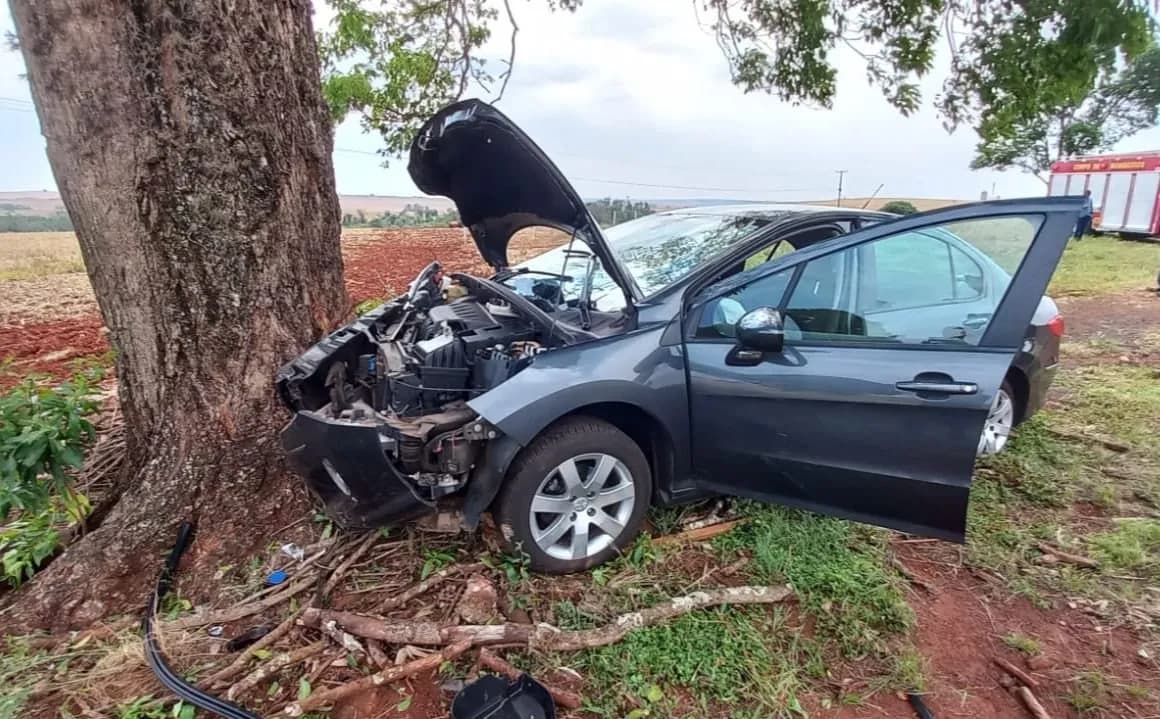 Motorista passa mal perde o controle do veículo e colidi contra árvore na PR-323 entre Doutor Camargo e a Ponte do Rio Ivaí