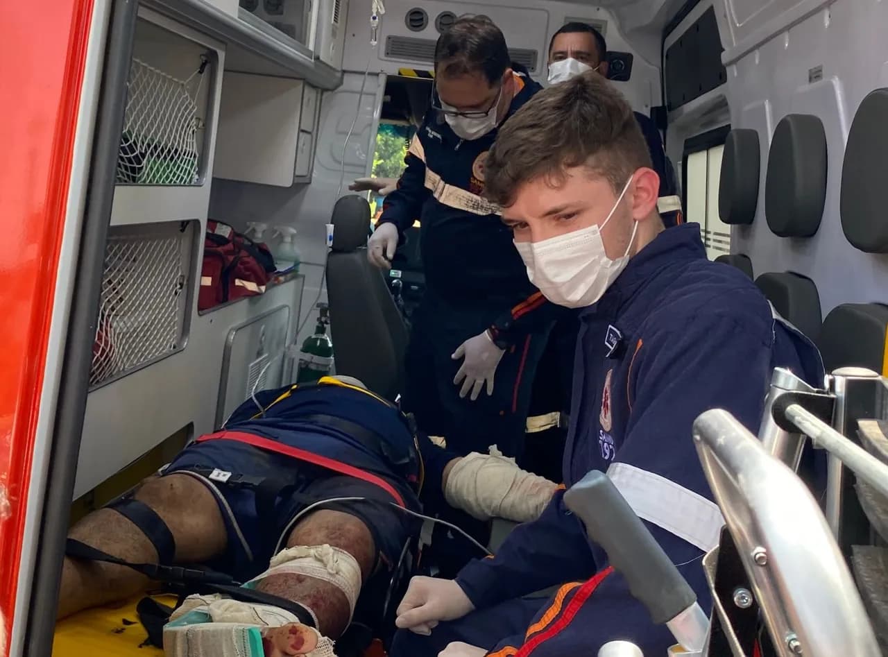 Homem sofre fratura exposta e laceração após cair do telhado de edícula em construção em Paiçandu