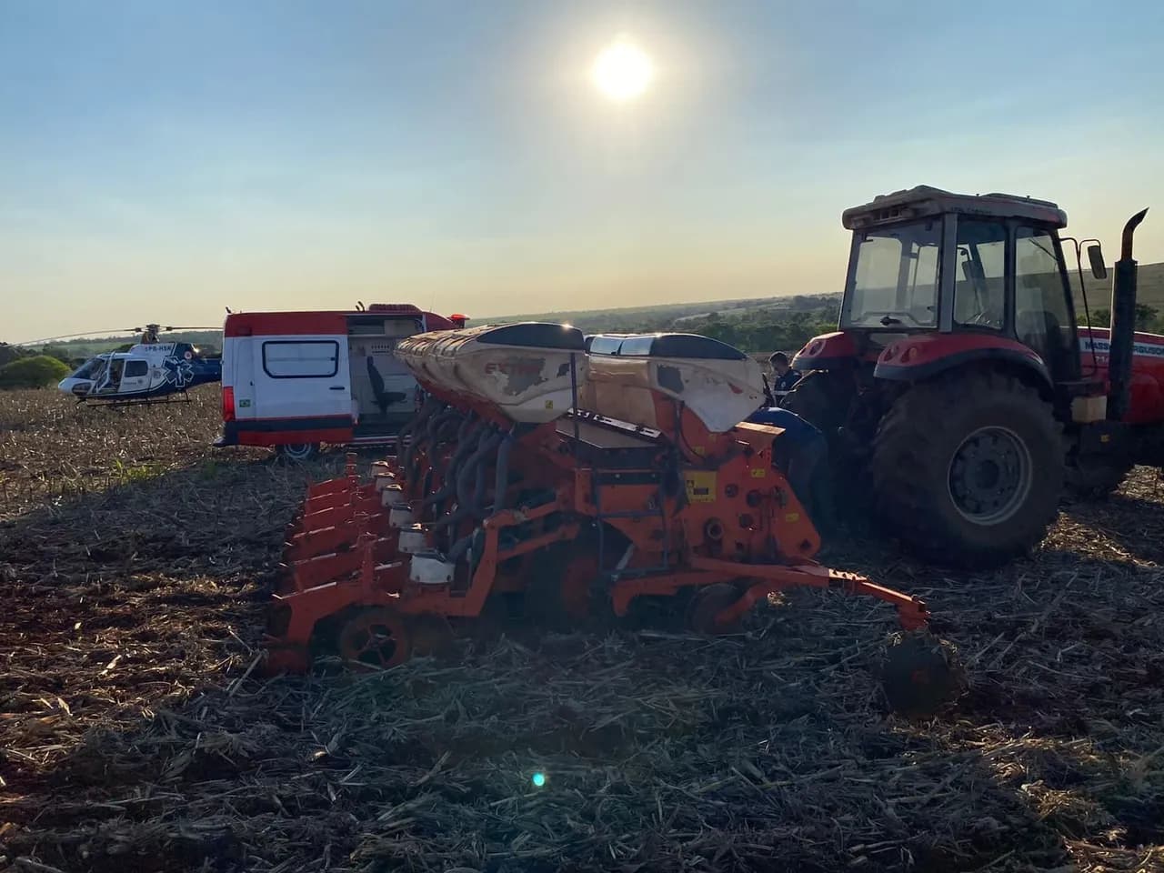 Agricultor sofre ferimentos grave na perna após acidente com plantadeira na área rural de Doutor Camargo. A vítima foi socorrida de helicóptero