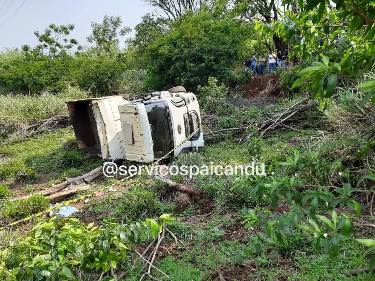 Servidor público de Mandaguari morre após caminhão cair em ribanceira