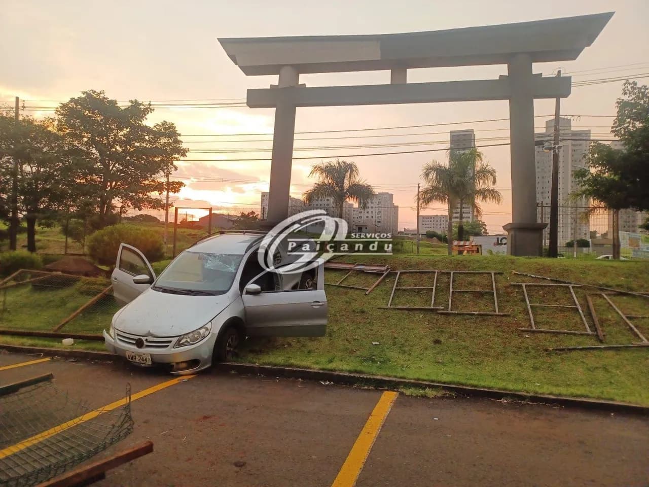 Motorista passa mal, bate em grade e invade o Parque do Japão em Maringá