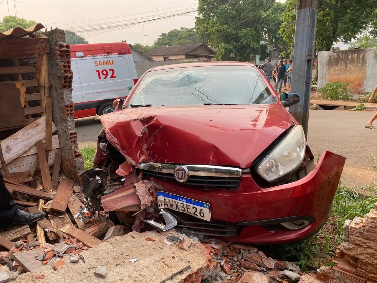 Motorista com sinais de embriaguez bate carro contra muro de residência em Paiçandu