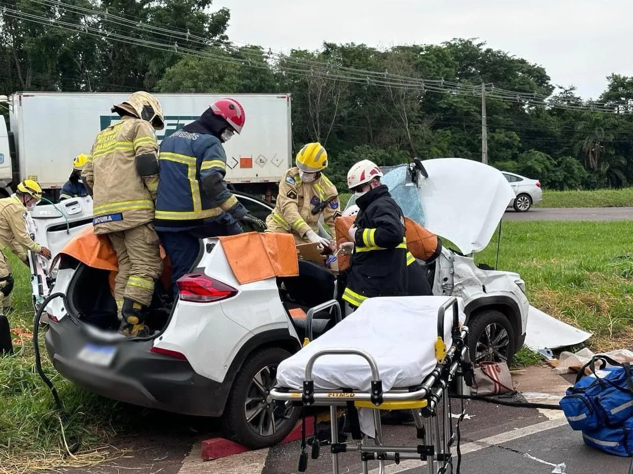 Duas pessoas ficam feridas após batida entre carro e caminhão na PR-323