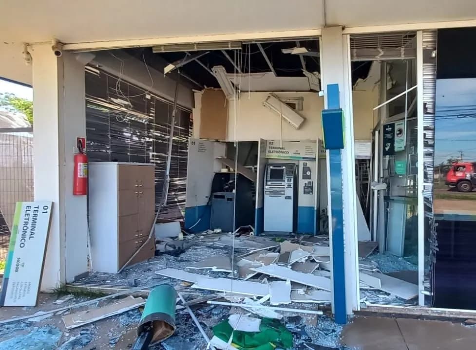 Criminosos explodem caixa eletrônico do Sicoob em Maringá