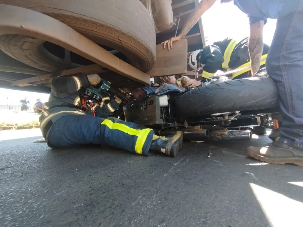 Motociclista fica preso embaixo de carreta após acidente em Maringá