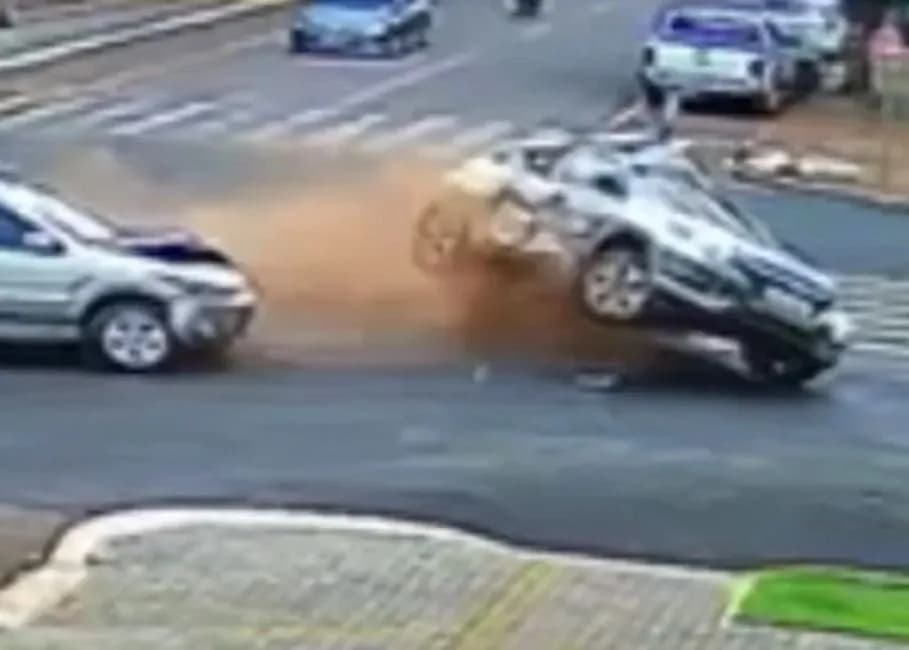 Carro do Google Street View tomba em acidente no Paraná