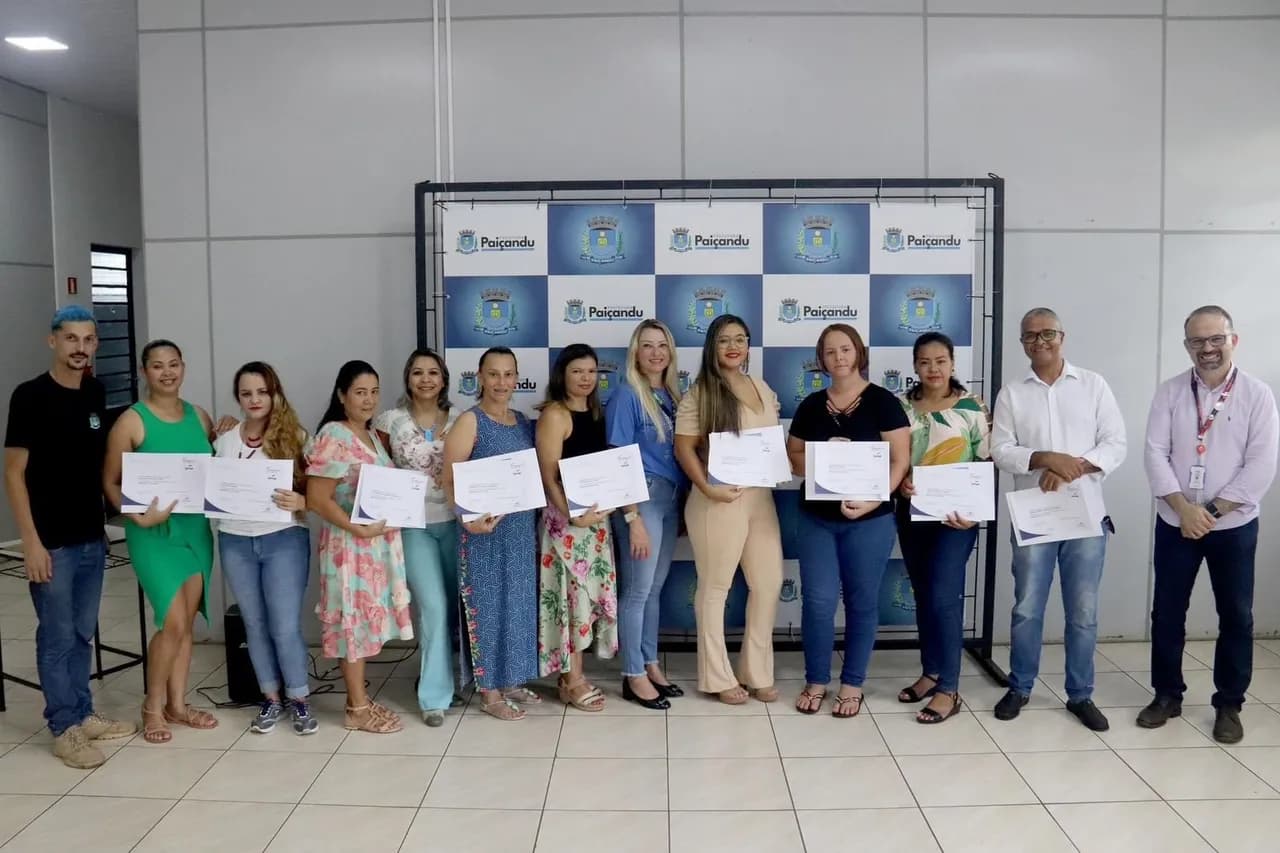 Qualificação profissional - Alunas recebem certificado de curso gratuito de manicure e pedicure