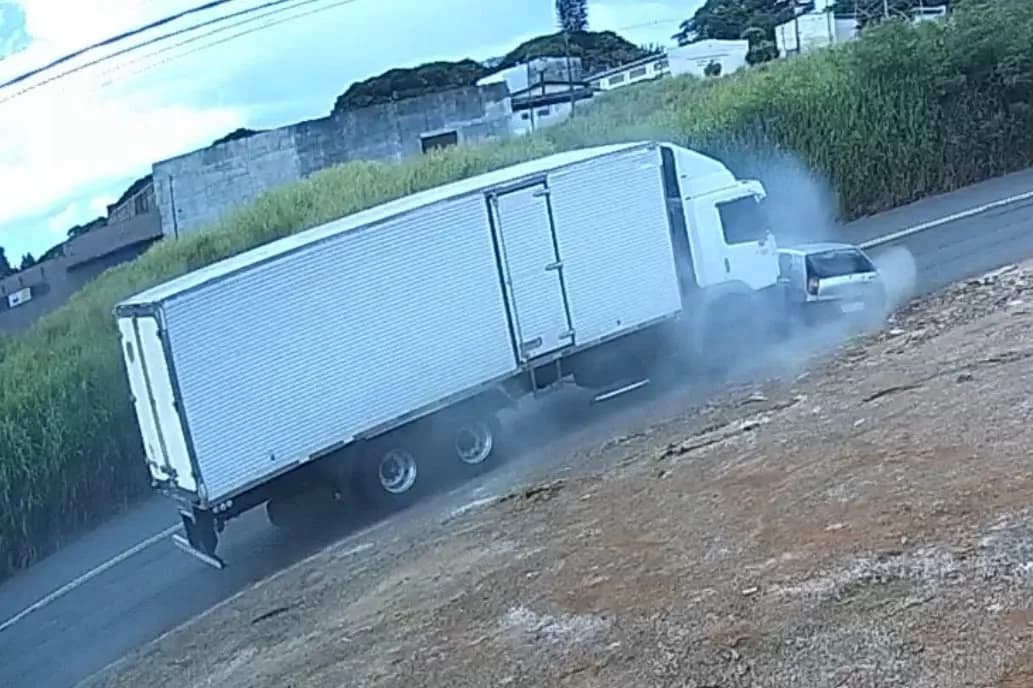 Carro com família é arrastado por caminhão após batida no Contorno Sul