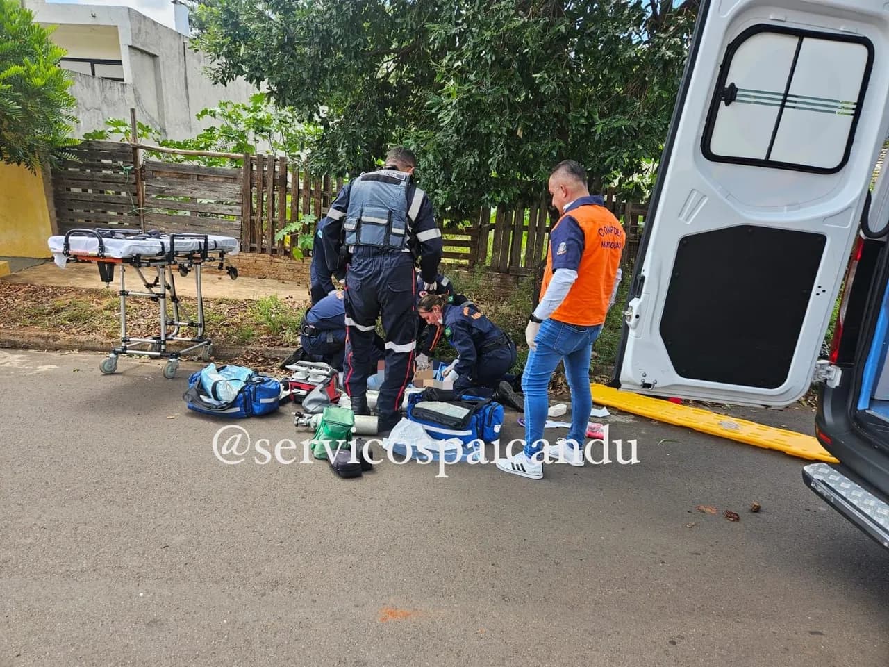 Criança sofre ferimentos graves após colidir bicicleta contra árvore