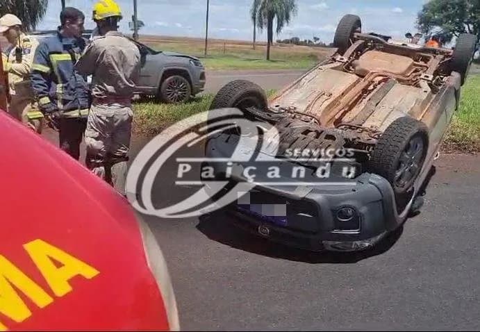 Carro capota após colisão traseira na PR-323