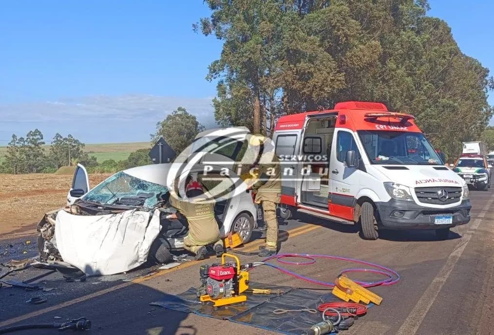 Motorista fica presa as ferragens após acidente entre dois carros e um caminhão na PR-323
