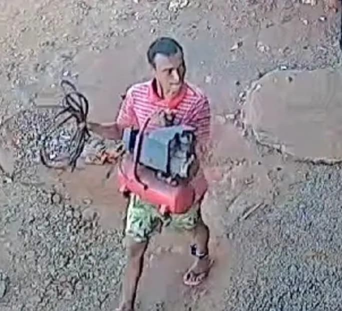 Ladrão com tornozeleira eletrônica é flagrado furtando residência em Paiçandu
