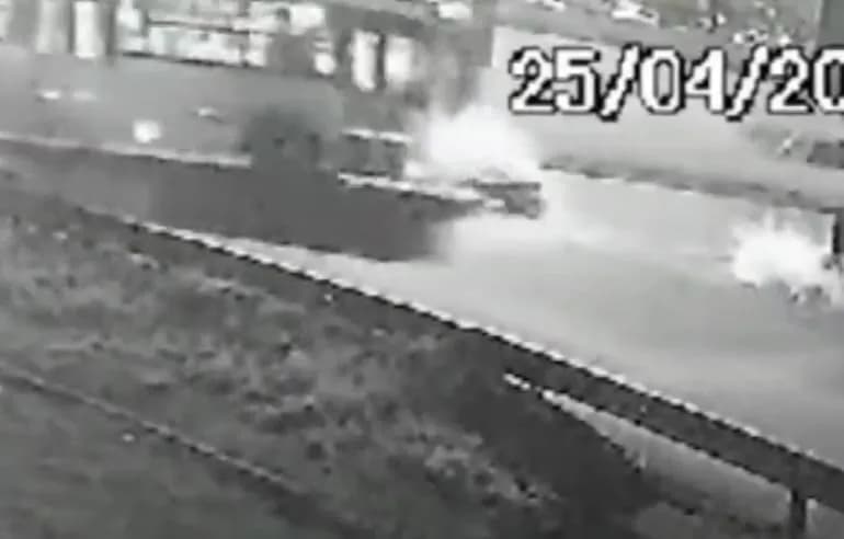 Jovem é socorrida em estado gravíssimo após ter moto arrastada por ônibus em Maringá.