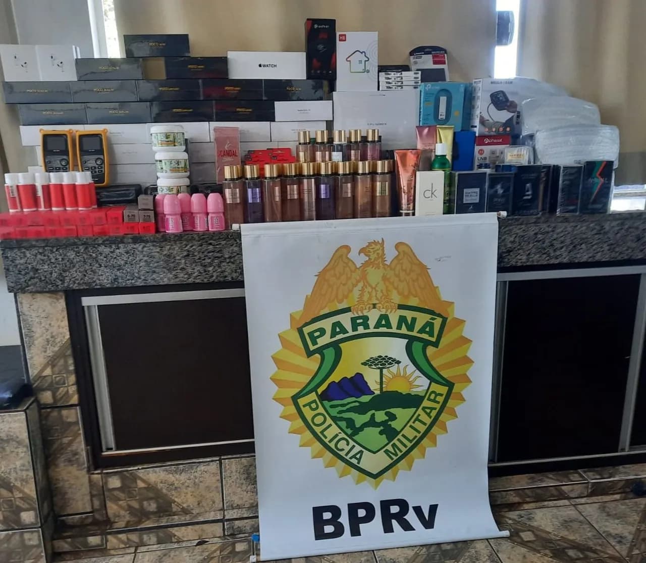 Polícia Rodoviária Estadual apreende produtos contrabandeados, na PR-317