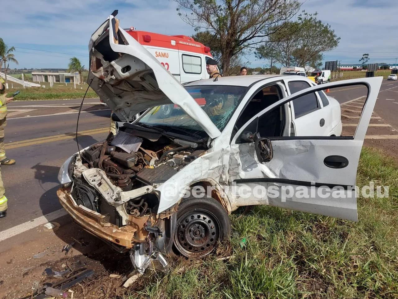 Acidente envolvendo ambulância na PR-323 deixa pessoas feridas
