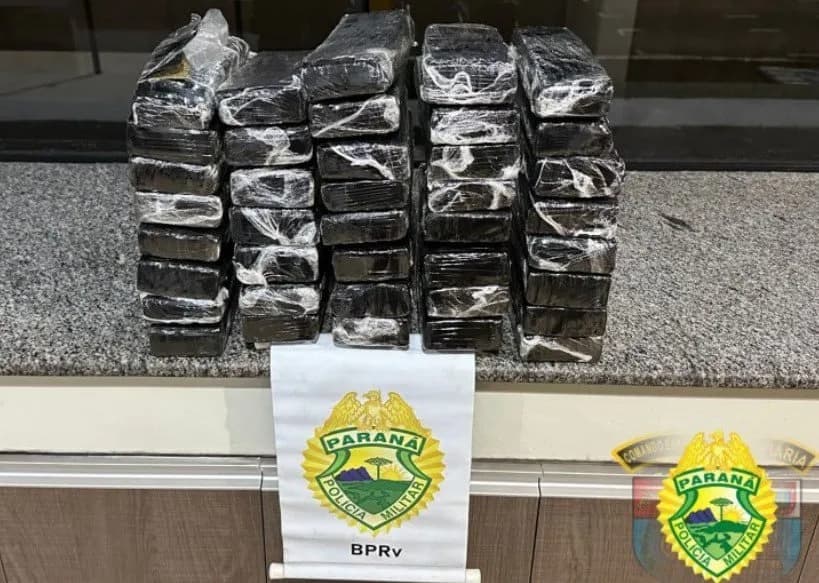 Passageira é presa com mais de 50kg de maconha dentro de ônibus na PR-323