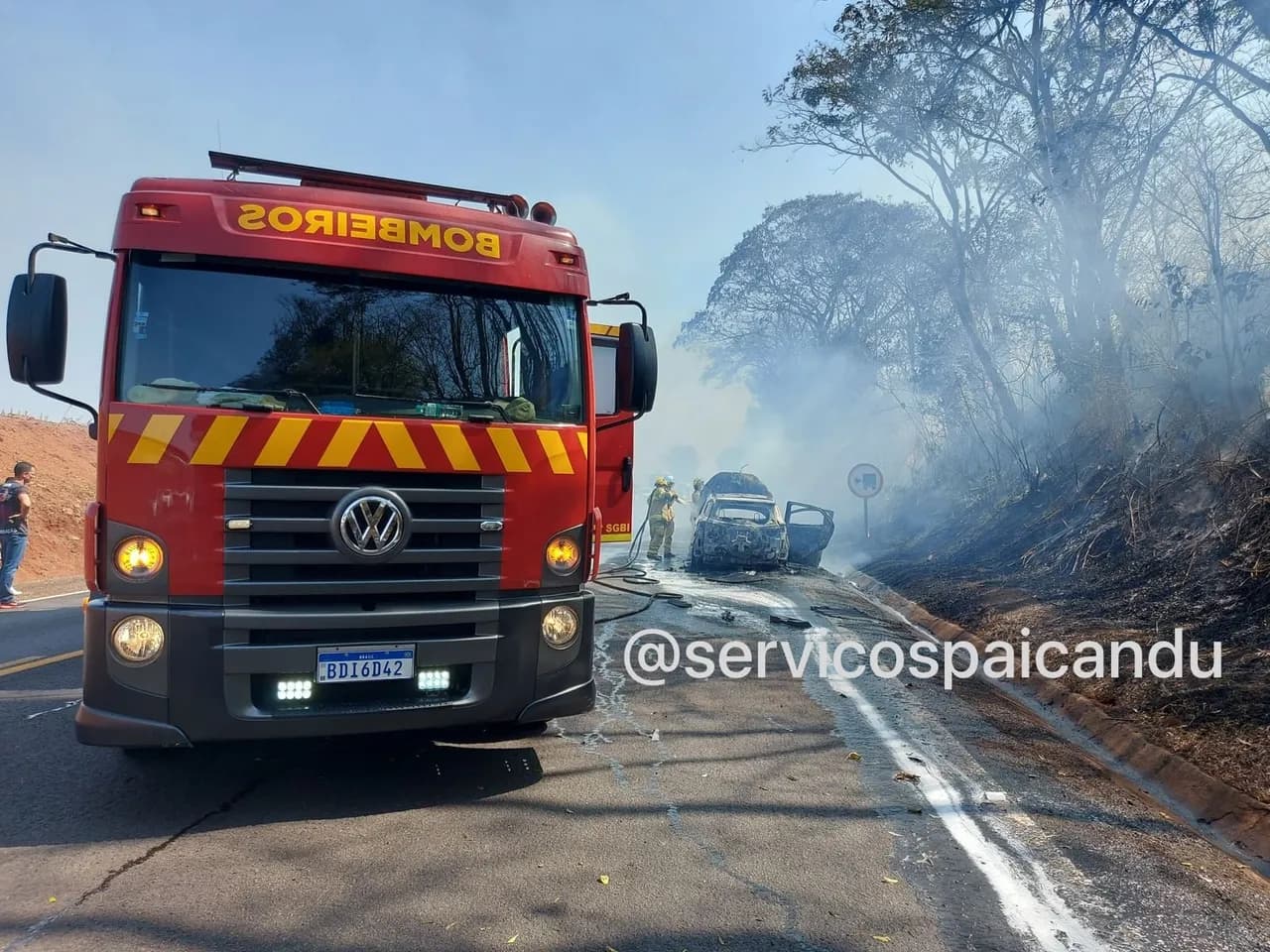 Carro é destruído pelo fogo na rodovia PR-323