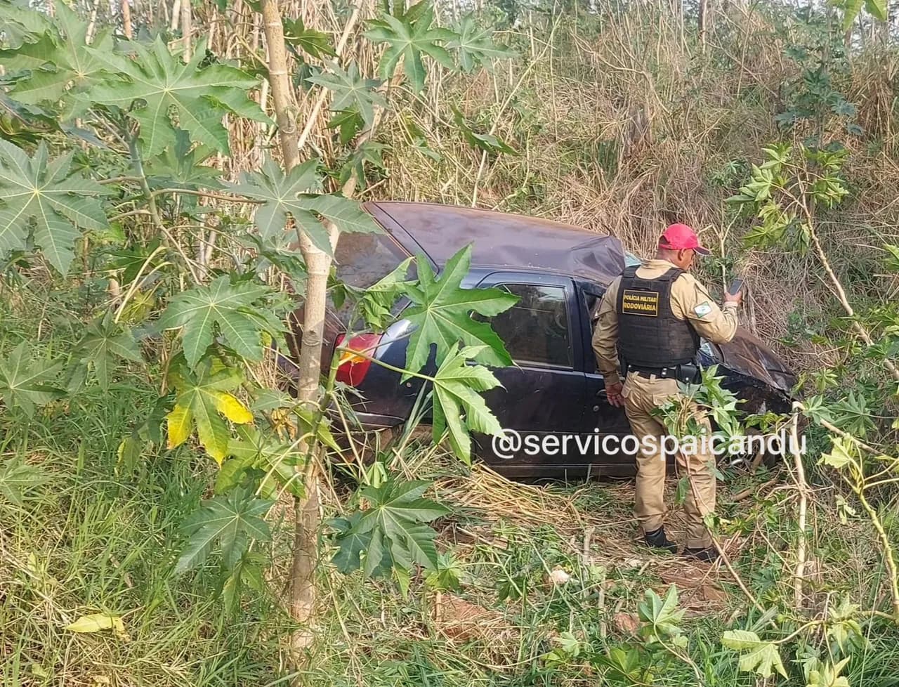 Mulher fica ferida após motorista perder o controle da direção e carro bater contra barranco as margens da PR-323