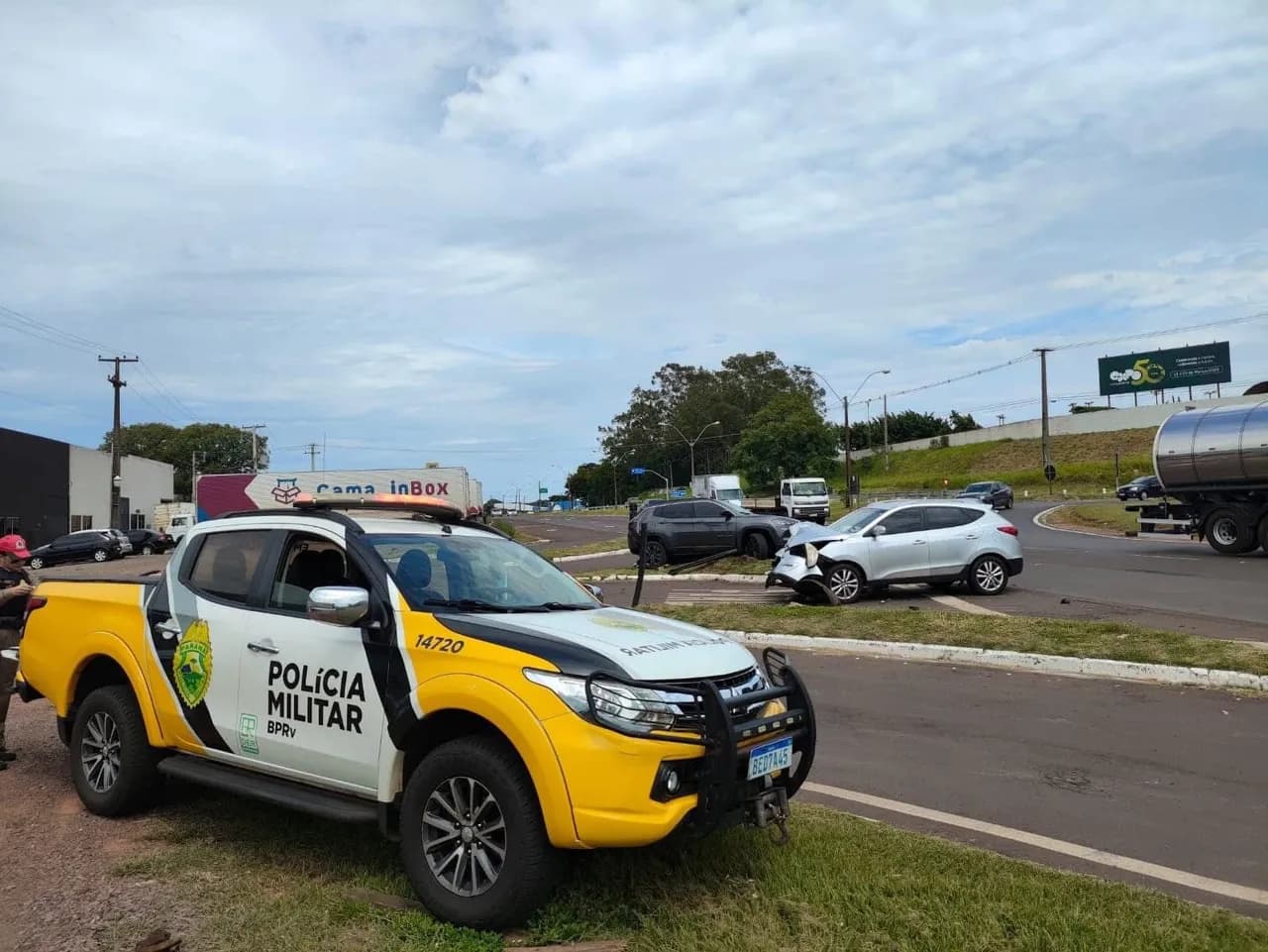 Mulher fica ferida em acidente entre dois veículos na PR-323