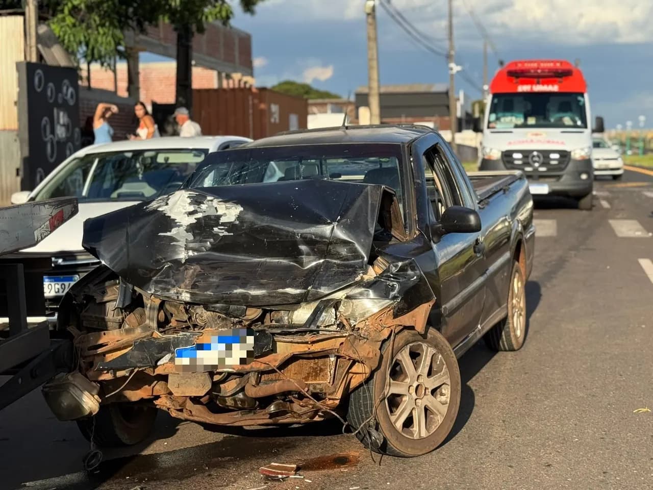 Motorista em alta velocidade colide na traseira de outro veículo e se evade do local em Paiçandu. Um entregador de gás ficou ferido