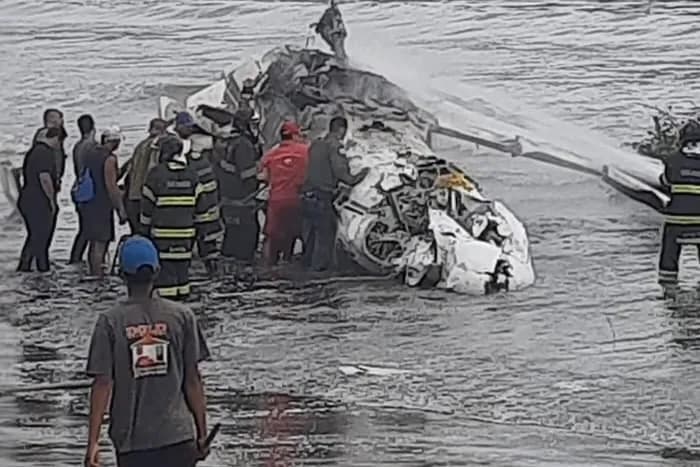 Duas pessoas morreram após avião de pequeno porte cair em praia de São Paulo