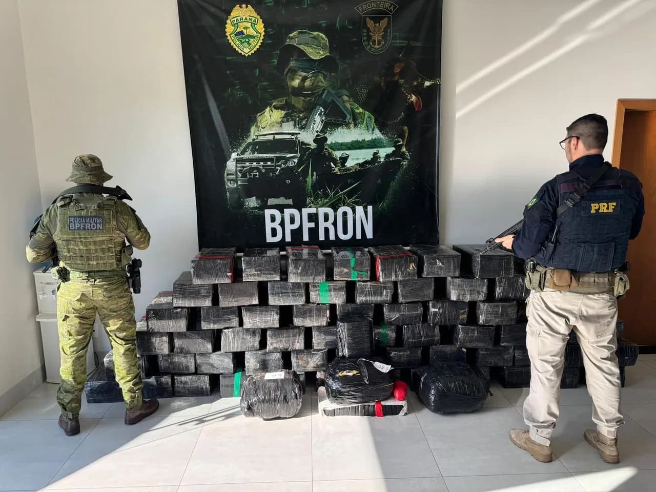 Durante fiscalização PRF e BPFron apreendem 1,3 toneladas de drogas na PR-323