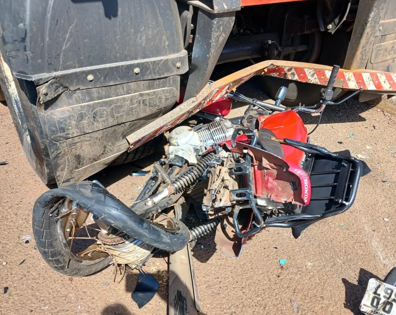 Moto fica destruída após acidente na marginal da rodovia entre Maringá e Paiçandu. Motociclista foi socorrido com ferimentos leves