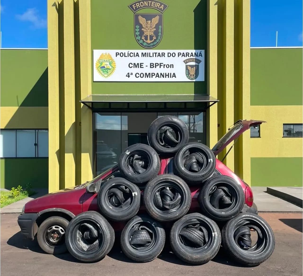 Cerca de 50 pneus contrabandeados dentro de Corsa são apreendidos na PR-323