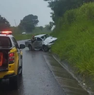 Motorista fica ferido após capotamento na PR-323 entre Água Boa e Doutor Camargo