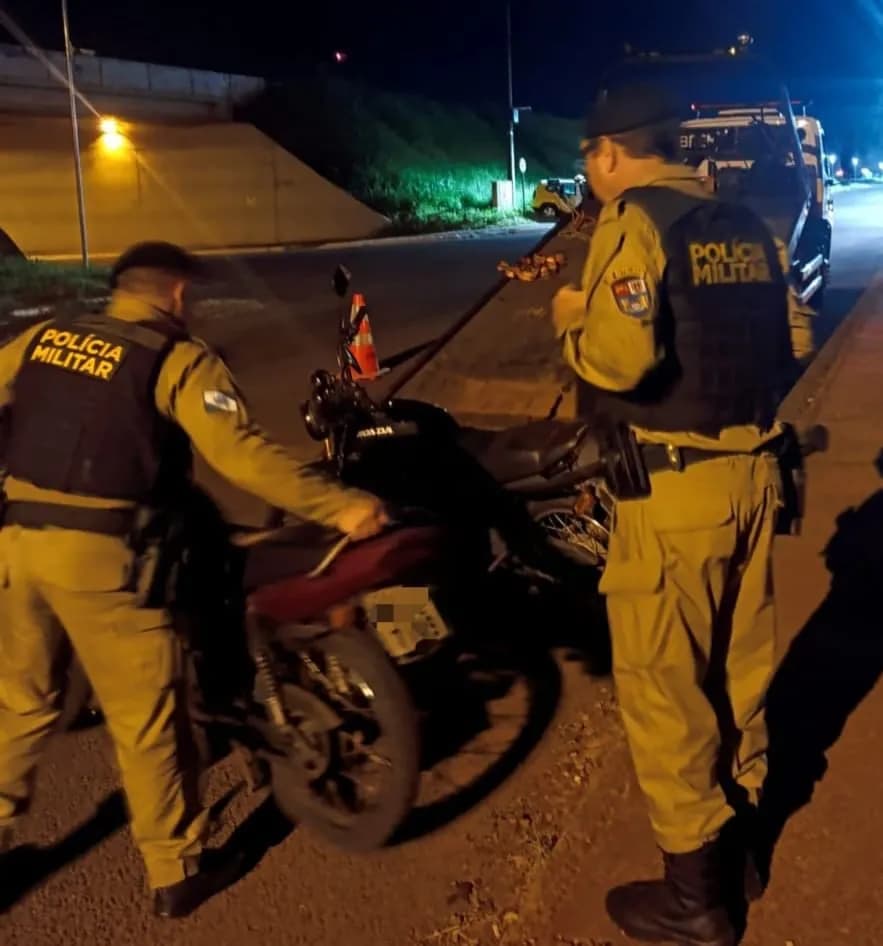 Blitz da Polícia Militar resulta em apreensão de motos com escape adulterado e recuperação de moto furtada, Paiçandu