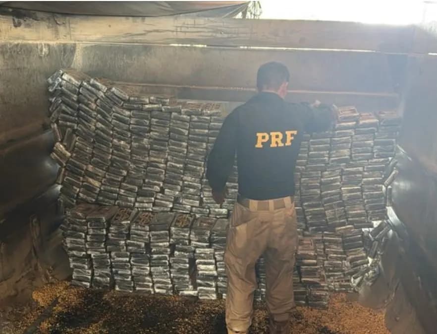 PRF apreende mais de 600 kg de cocaína no Paraná e realiza a maior apreensão da droga no país em 2025