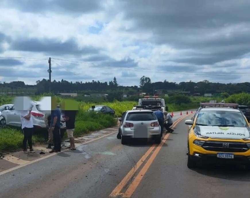 Duas mulheres ficam feridas em colisão entre dois carros na PR-323