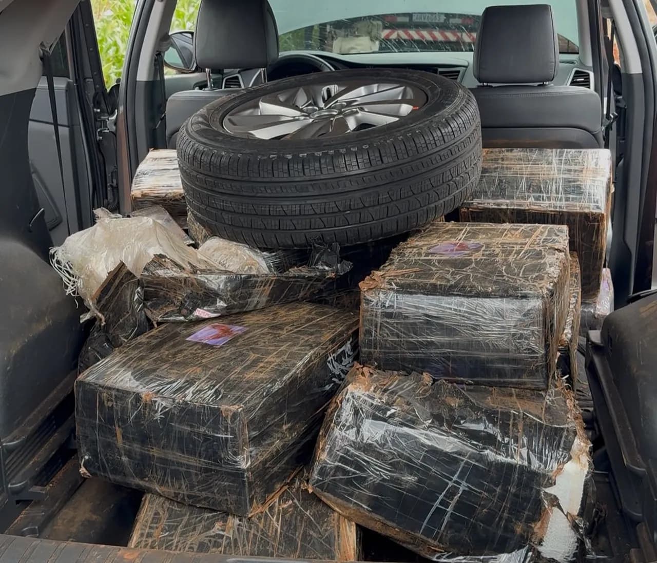 PRF apreende 344 kg de maconha após perseguição na PR-323, em Paiçandu