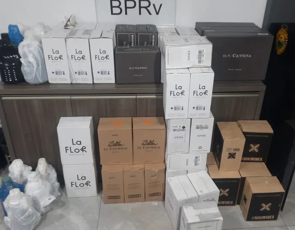 Polícia Rodoviária Estadual apreende grande quantidade de vinhos e azeites na PR-317 em Floresta