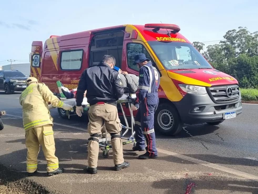 Casal de Paiçandu sofre acidente em Maringá e mulher é socorrida com fratura exposta na perna