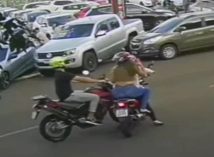 Câmera flagra acidente entre motos em Paiçandu; mulher permanece internada e passará por cirurgia