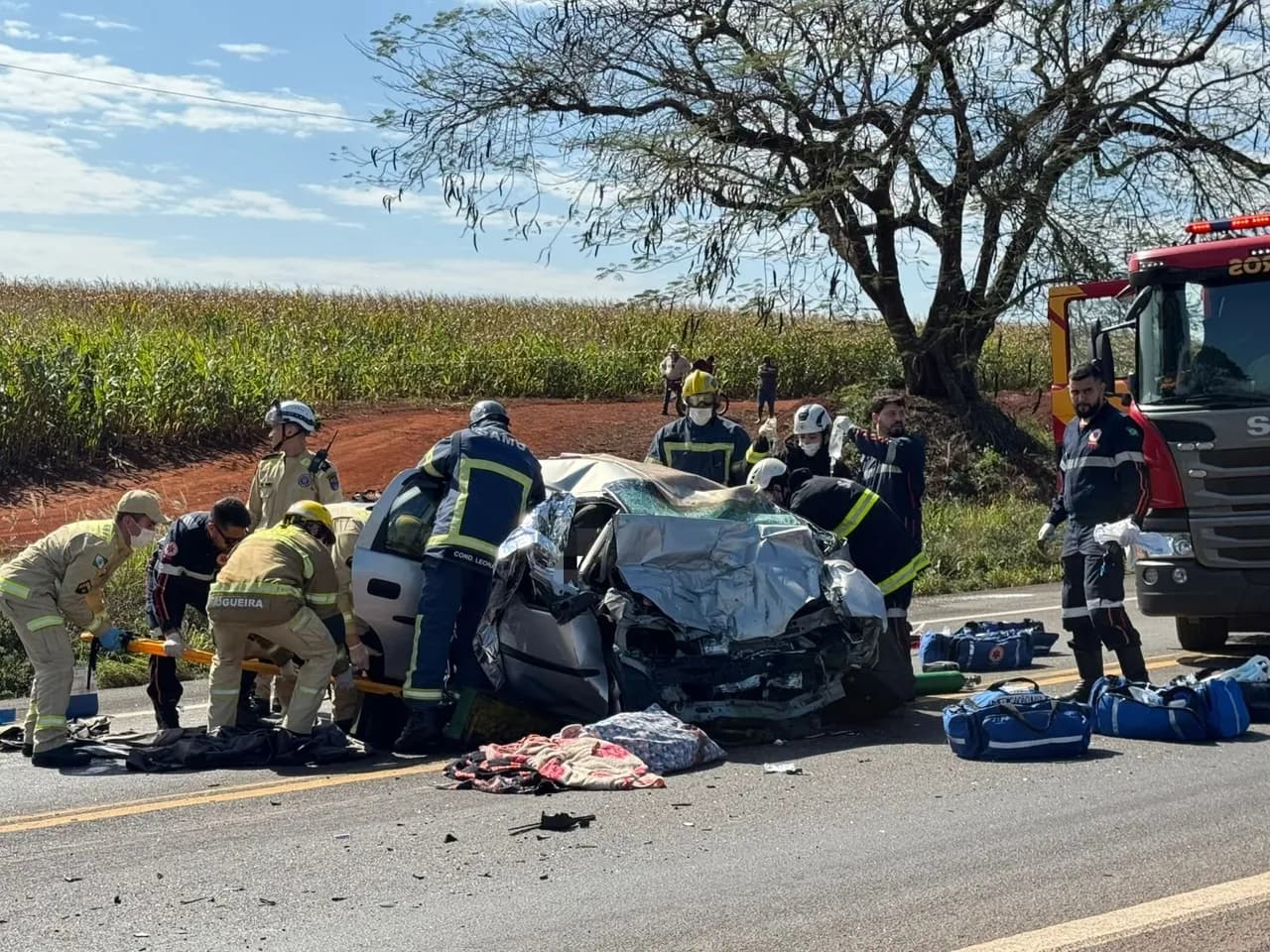 Tragédia na PR-323: família morre após colisão frontal entre carro e carreta