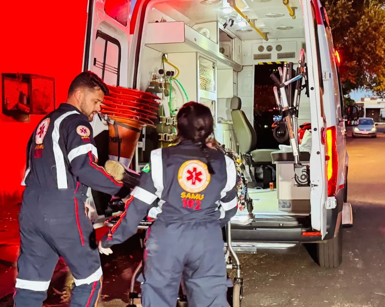 Tentativa de homicídio - Homem é encontrado com perfuração no pescoço caído em calçada de Paiçandu