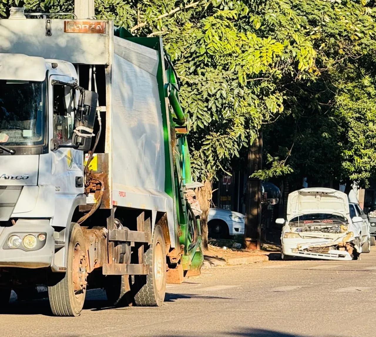 Motorista colide em caminhão de coleta lixo e duas mulheres ficam feridas em Paiçandu