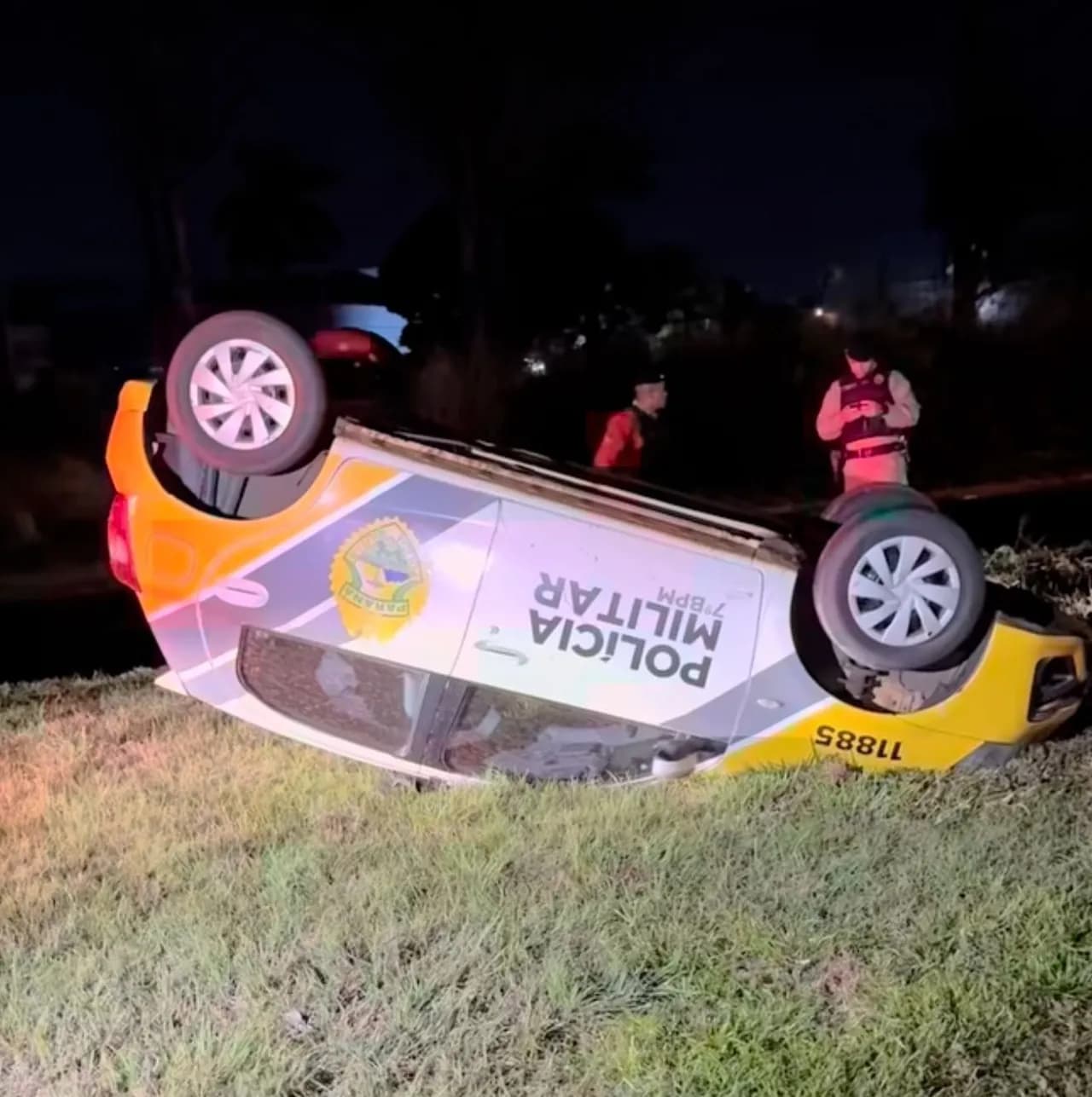 Viatura da Polícia Militar capota na PR-317, em Maringá
