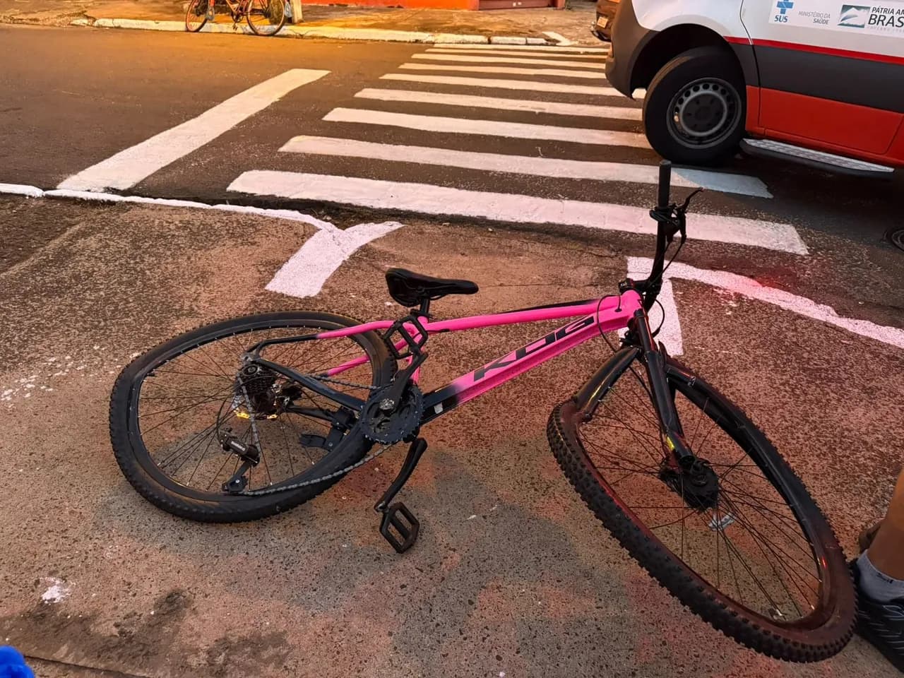 Estudante fica ferida após acidente entre ônibus escolar e bicicleta em Paiçandu